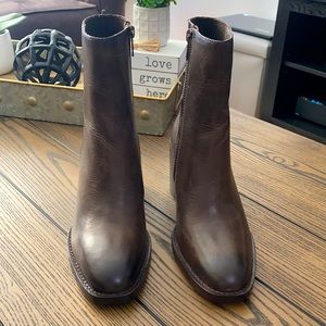 Frye Pia Chelsea Short - New - NO BOX